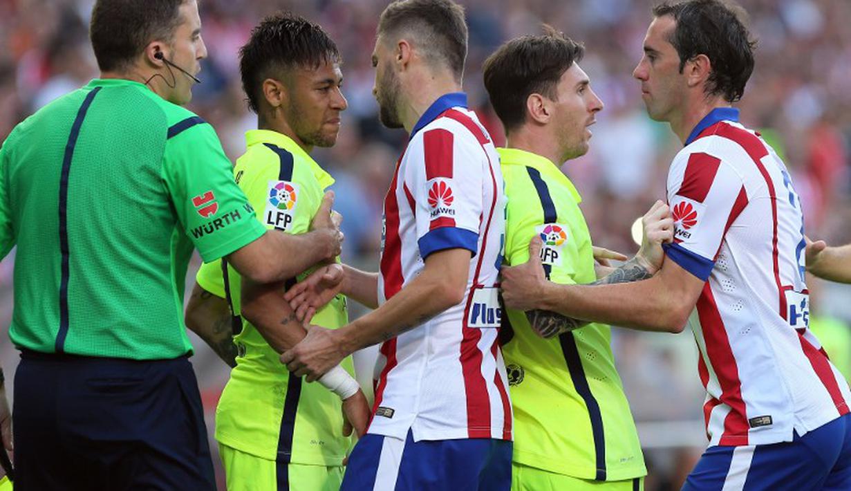 Neymar dan Lionel Messi bersitegang dengan Guilherme Siqueira (tengah) dan Juanfran (kanan). (AFP PHOTO / CESAR MANSO)