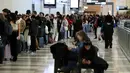 Para penumpang mengantre untuk melewati pemeriksaan keamanan di bandara LaGuardia New York pada Minggu 22 Maret 2026. Pemerintahan Presiden Donald Trump akan mengambil langkah drastis untuk mengatasi kekacauan di sejumlah bandara Amerika Serikat. (CHARLY TRIBALLEAU/AFP)