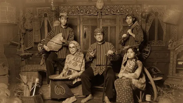 Foto keluarga Andre Taulany dengan gaya Jawa di Yogyakarta (Foto: Instagram/@erintaulany)