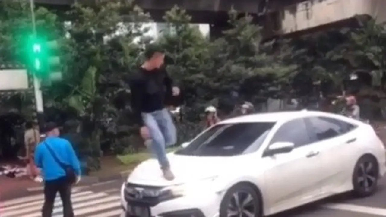 mobil diinjak pejalan kaki (foto: instagram/@erik.eazy)