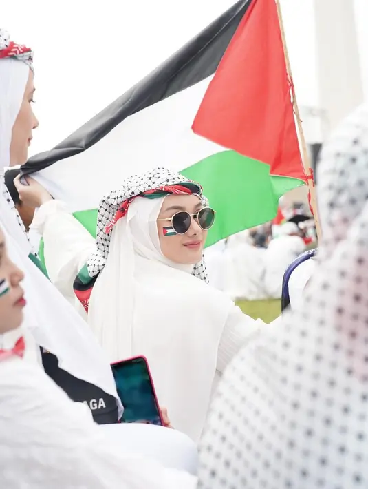 Sederet selebriti Tanah Air hadir di acara bela Palestina di Monas, Jakarta Pusat Minggu 5 November 2023. Berikut beberapa seleb cantik yang juga hadir dalam acara tersebut. Potret Dinda HW ditengah aksinya. [Instagram/dindahw]