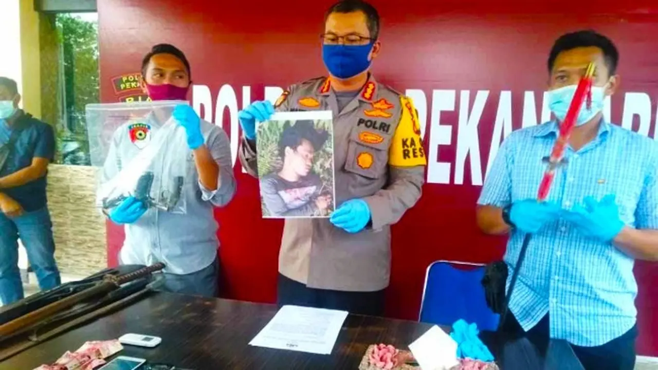 Kapolresta Pekanbaru Komisaris Besar Nandang Mu'min Wijaya memperlihatkan foto tersangka pencurian yang tewas ditembak karena melawan.