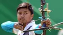 Pemanah putra Indonesia, Riau Ega Agatha berlaga melawan pemanah Korsel, Kim Woo-jin pada babak penyisihan Olimpiade 2016, di Rio de Janeiro, Senin (8/8). Ega mengalahkan pemanah yang juga merupakan nomor satu dunia itu dengan skor 6-2. (Jewel SAMAD/AFP)