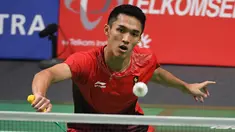 Pebulu tangkis Indonesia, Jonatan Christie mengembalikan kok saat bertanding melawan Kenta Nishimoto asal Jepang dalam semifinal tunggal putra Asian Games 2018 di Jakarta, Senin (27/8). Jonatan menang lewat rubber game. (SONNY TUMBELAKA/AFP)