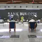 Suasana pelayanan nasabah di kantor pusat Bank Bukopin, Jakarta, Selasa (1/7/2020). PUT V akan digelar melalui penerbitan saham baru dengan memberikan penawaran Hak Memesan Efek Terbatas Terlebih Dahulu (HMETD) alias rights issue kepada pemegang saham. (Liputan6.com/Herman Zakharia)