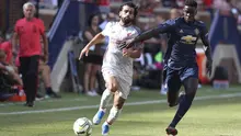 Penyerang Liverpool, Mohamed Salah, berebut bola dengan pemain Manchester United, Axel Tuanzebe, pada laga ICC 2018 di Stadion Ann Arbor, Michigan, Minggu (29/7/2018). Liverpool menang 4-1 atas Manchester United. (AP/Carlos Osorio)