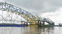 Warga Desa Ujung Gagak Kecamatan Kampung Laut menunggu pemasangan Jembatan Apung yang menghubungkan desa ini dengan wilayah Klaces, 2016 lalu. (Foto: Liputan6.com/Muhamad Ridlo)