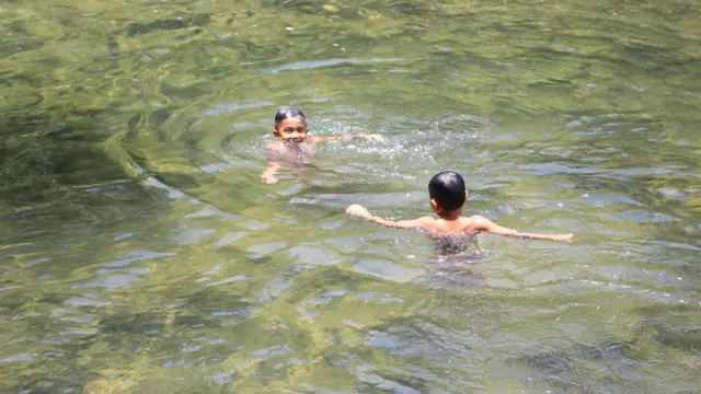 Menikmati Air Terjun Nyarai dengan Berjalan Kaki