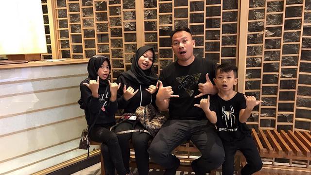Tulis Pesan Menyentuh Buat Anak, Ini 6 Momen Manis Vicky dengan Ketiga Buah Hatinya