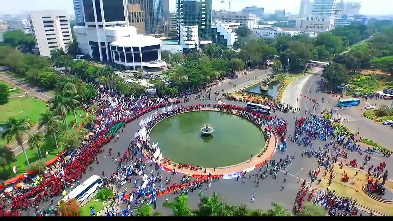 Tinggalkan Istana, Buruh Padati Silang Monas