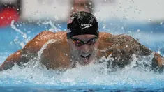 Perenang Amerika Serikat Caeleb Dressel saat final estafet gaya ganti 4x100 meter putra Olimpiade Tokyo 2020 di Tokyo, Jepang, 1 Agustus 2021. Sampai berakhirnya seluruh pertandingan renang, laki-laki kelahiran 16 Agustus 1996 tersebut berhasil mengoleksi lima medali emas. (AP Photo/Gregory Bull)