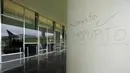 Kata-kata Portugis "Parlemen Korup" menutupi permukaan di luar Senat sehari setelah Gedung Kongres diserbu oleh pendukung mantan Presiden Brasil Jair Bolsonaro di Brasilia, Senin (9/1/2023). Hingga kini, setidaknya sekitar 1.500 orang telah ditahan. (AP Photo/Eraldo Peres)