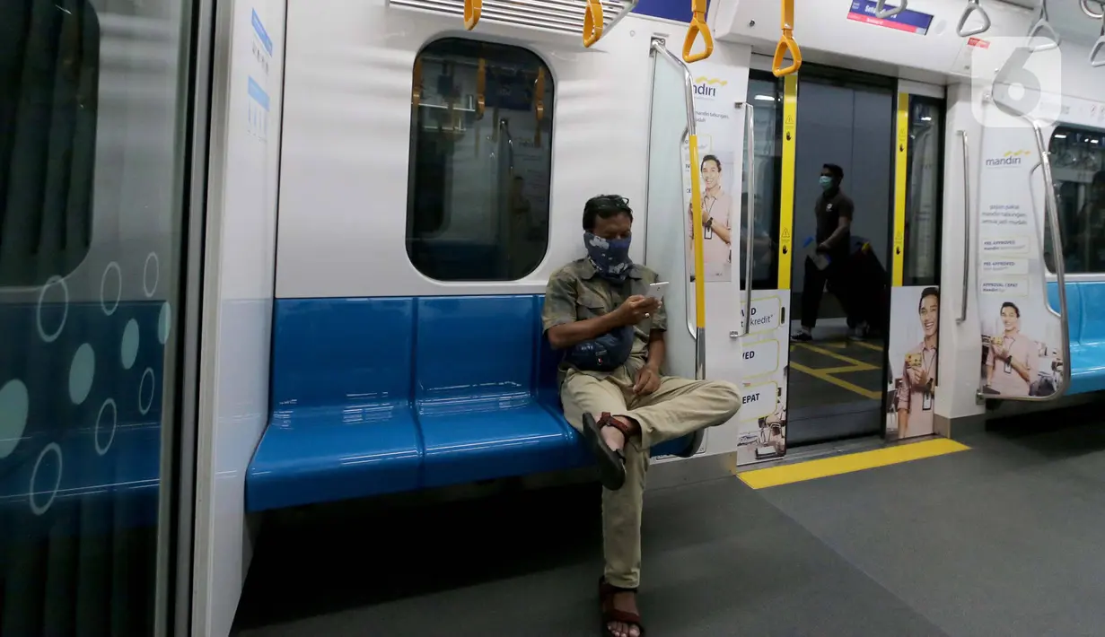 Penumpang menaiki kereta Moda Raya Terpadu (MRT) di Jakarta, Selasa (17/3/2020). Pemerintah Provinsi DKI menormalkan kembali pengoperasian transportasi umum di Ibu Kota dengan membatasi jumlah penumpang dalam tiap armadanya untuk menekan penyebaran virus corona Covid-19. (Liputan6.com/Angga Yuniar)