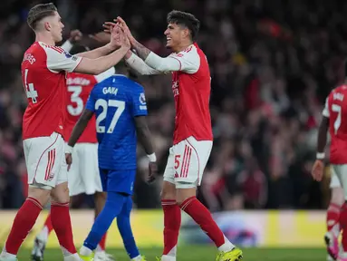 Pemain Arsenal, Viktor Gyoekeres (kiri) dan Piero Hincapie merayakan kemenangan setelah pertandingan lanjutan Premier League musim 2025/2026 melawan Everton di Emirates Stadium, Inggris, Sabtu 14 Maret 2026 waktu setempat atau Minggu (15/3/2026) dini hari WIB. Menjamu Everton, Arsenal berhasil mengamankan kemenangan dramatis. (AP Photo/Kin Cheung)