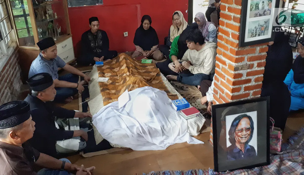 Jenazah gitaris dan vokalis band Koes Plus, Yon Koeswoyo disemayamkan di rumah duka kawasan Pamulang, Tangerang Selatan, Jumat (5/1). Semasa hidup dia dikenal berkat karya-karya bersama band Koes Bersaudara dan Koes Plus. (Liputan6.com/Fery Pradolo)