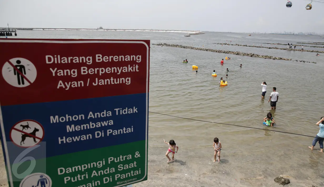 Sejumlah anak-anak bermain air dikawasan pantai Ancol, Jakarta, Jumat (14/4). Sejumlah kawasan wisata di ibukota termasuk Taman Impian Jaya Ancol menjadi tujuan wisata masyarakat menghabiskan libur Hari Paskah. (Liputan6.com/Faizal Fanani)