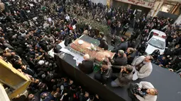Ribuan warga mengiringi Peti jenazah Ali Akbar Hashemi Rafsanjani menuju tempat upacara pemakaman di Teheran, Iran (10/1). Semasa hidupnya dia pernah memegang pucuk pimpinan pemerintahan di Iran selama dua periode. (AFP/Atta Kenare)