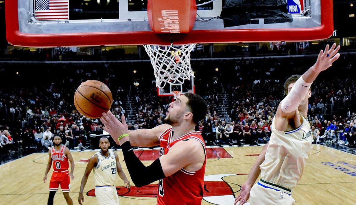 Pebasket Chicago Bulls, Zach LaVine, berusaha memasukan bola saat melawan Milwaukee Bucks pada laga NBA di United Center, Selasa (31/12/2019). Milwaukee Bucks menang 123-102 atas Chicago Bulls. (AP/Matt Marton)