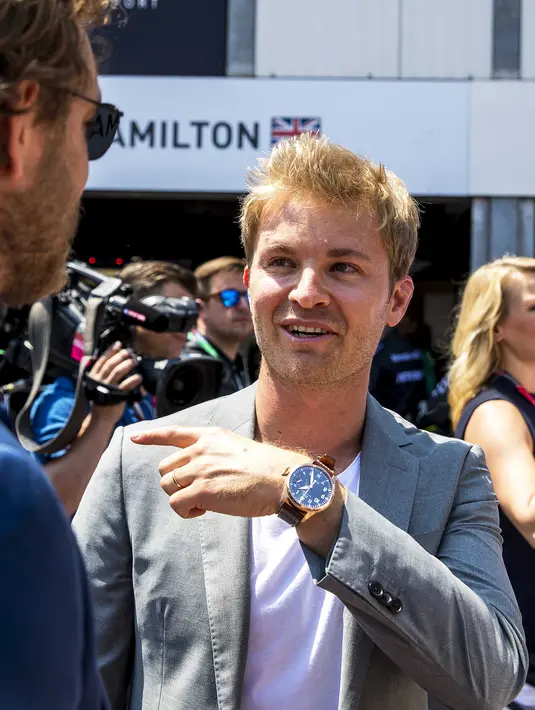 Nico Rosberg saat berbincang dengan tamu VIP dan narasumber pada F1 GP Monako di Monte Carlo circuit, Monako, (28/5/2017).  (EPA/Srdjan Suki)