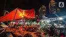 Suasana pasar Kebayoran Lama pada malam hari saat menggunakan kamera realme 9 Pro Plus dengan sensor Sony IMX76, Jakarta, Kamis (24/02/2022). Sensor ini, memiliki asupan cahaya yang masuk lebih banyak dan memungkinkan besaran megapiksel lebih tinggi. (Liputan6.com/Fery Pradolo)