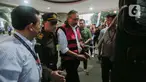 Ridwan Djamaluddin selaku mantan Direktur Jenderal Mineral dan Batu Bara (Dirjen Minerba) Kementerian Energi dan Sumber Daya Mineral (ESDM) dimasukkan ke dalam mobil tahanan, usai diperiksa di Gedung Bundar Jaksa Agung Muda Pidana Khusus (Jampidsus) Kejagung, Jakarta, Rabu (09/08/2023). (Liputan6.com/Faizal Fanani)