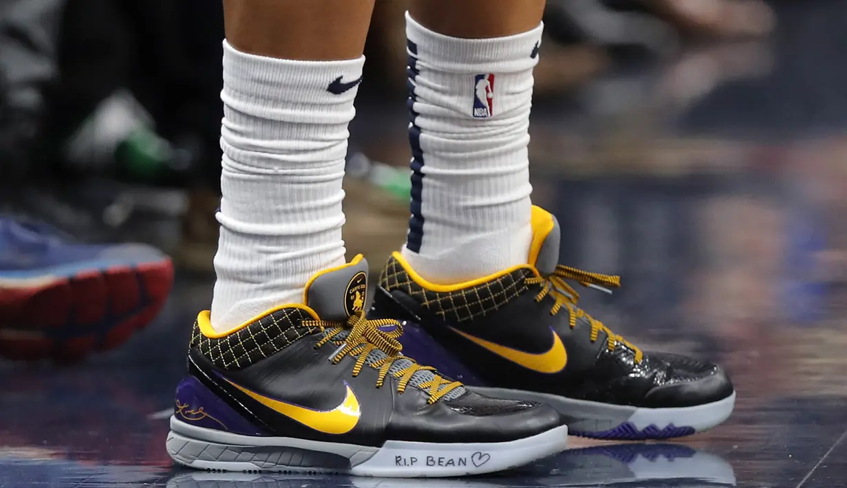 Pemain  New Orleans Pelicans, Frank Jackson menulis pesan di sepatunya untuk mendiang Kobe Bryant selama pertandingan NBA  New Orleans Pelicans melawan Boston Celtics di New Orleans (26/1/2020). Bryant dan Gianna menggunakan helikopter untuk latihan basket di Mamba Academy. (AP Photo/Gerald Herbert)