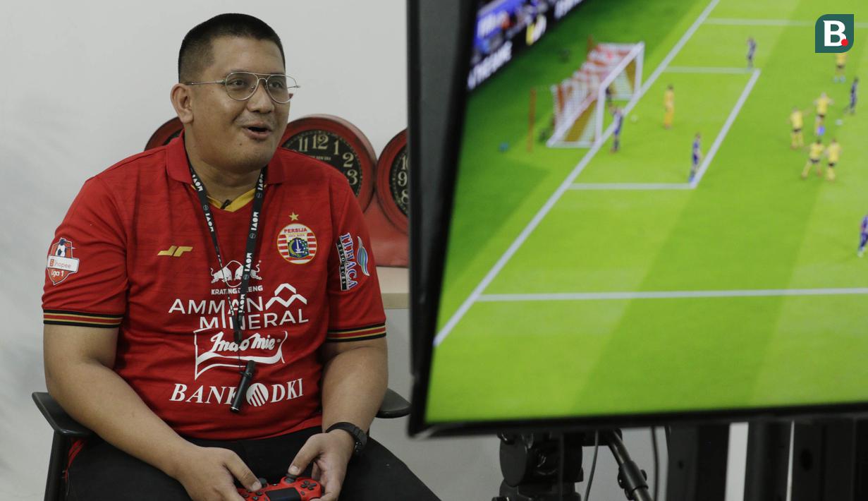 Ketua Umum The Jakmania, Diky Soemarno, saat bermain FIFA 20 di Kantor KLY, Gondangdia, Kamis (25/6/2020). Acara bertajuk BOLA Esports Challenge ini mempertemukan pemain Persija dengan The Jakmania pada pertandingan  FIFA 20. (Bola.com/M Iqbal Ichsan)