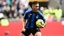 Selebrasi striker Inter Milan, Lautaro Martinez setelah menjebol gawang Lazio pada laga Liga Italia 2022/2023 di San Siro Stadium, Milan (30/4/2023). Lautaro Martinez hingga kini telah mencetak 19 gol dan 5 assist dari seluruh 33 laga Inter musim ini. (AFP/Gabriel Bouys)