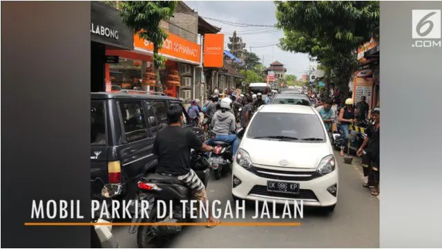 VIDEO: Sopir Menghilang, Mobil Parkir di Tengah Jalan