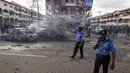 Sejumlah polisi setempat langsung memblokade lokasi meledaknya sebuah bom di pusat perbelanjaan di Abuja, Nigeria, (25/6/2014). (REUTERS/Afolabi Sotunde)