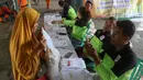 Pemerintah melalui Perum BULOG kembali menyalurkan Bantuan Pangan Beras ke Keluarga Penerima Manfaat. (Liputan6.com/Herman Zakharia)