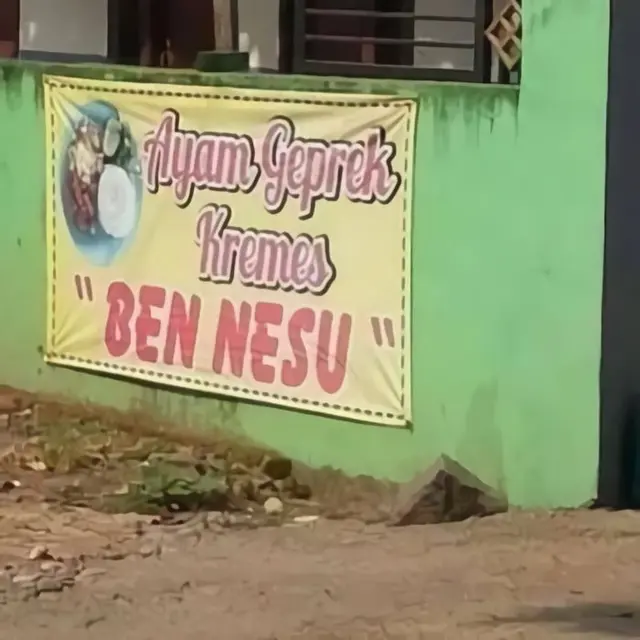 6 Spanduk Ayam Geprek Ini Kelewat Unik, Pembeli Tepuk Jidat