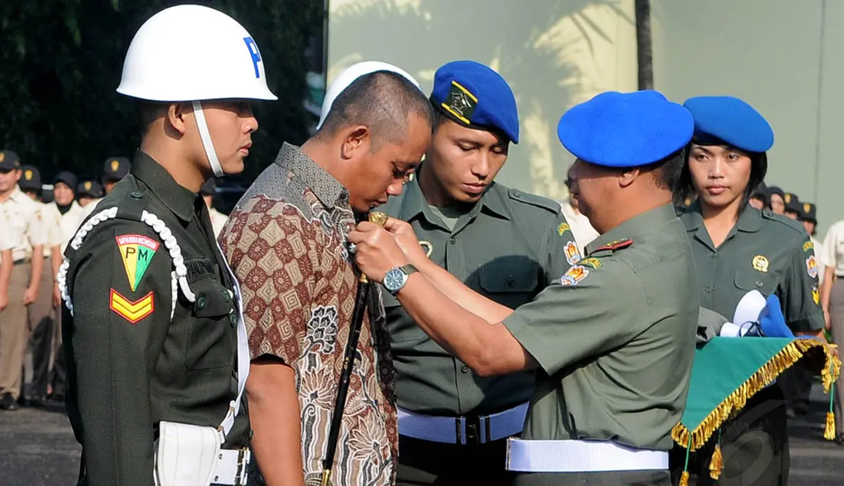 Seluruh atribut Pratu Heri diambil dan diganti dengan menggunakan kemeja batik, Jakarta, Senin (7/7/14). (Liputan6.com/Herman Zakharia)