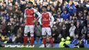 Pemain Arsenal, Olivier Giroud dan Mesut Ozil, tampak kecewa usai kalah dari Chelsea. Satu-satunya gol Arsenal dicetak oleh Giroud pada menit ke 90' yang memanfaatkan umpan dari Nacho Monreal. (EPA/Will Oliver)