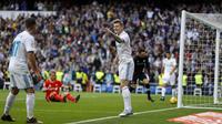 Gelandang Real Madrid, Toni Kroos, melakukan selebrasi usai mencetak gol ke gawang Sevilla pada laga La Liga di Stadion Santiago Bernabeu, Minggu (10/12/2017). Real Madrid menang 5-0 atas Sevilla. (AP/Francisco Seco)
