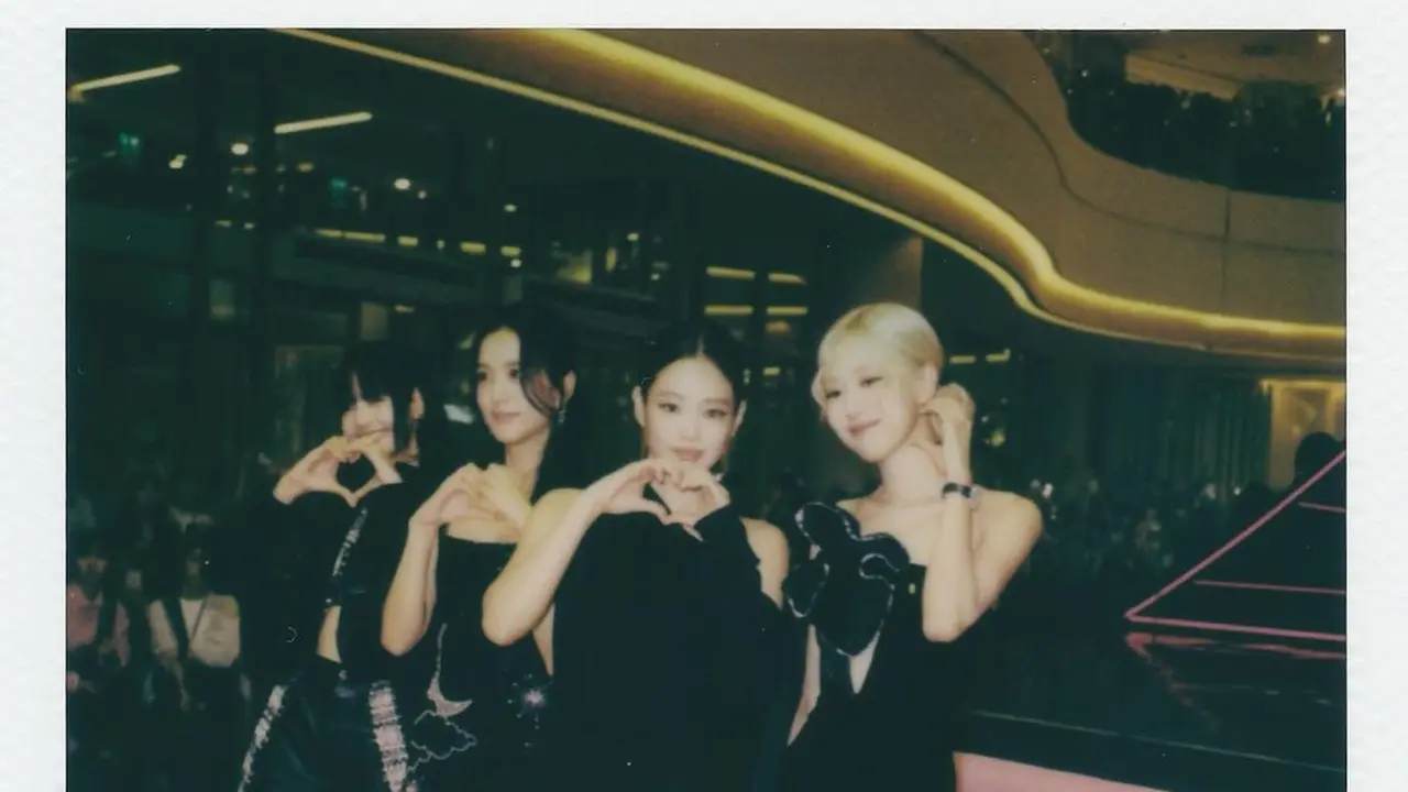 Gaya Fancy BLACKPINK Rayakan Ulang Tahun ke-8 dengan Oufit Serba Hitam, Tampil Bak Artis Hollywood di Pink Carpet
