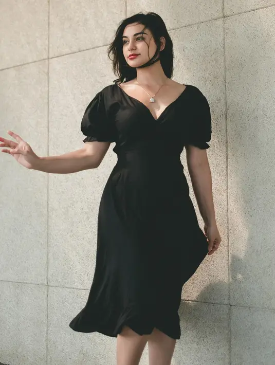 Lihat tampilan Nora Alexandra, istri Jerinx SID yang bergaya serba-hitam ala cewek mamba dalam look sporty yang sangat sampai girly yang seksi (Foto: Instagram @ncdpapl)