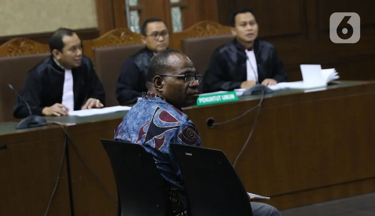 Mantan Kepala Dinas Pekerjaan Umum Papua, Mikael Kambuaya saat mengikuti sidang dakwaan di Pengadilan Tipikor Jakarta, Rabu (20/11/2019). Mikael Kambuaya didakwa terlibat dalam kasus dugaan suap pekerjaan peningkatan jalan Kemiri-Depapre TA 2015. (Liputan6.com/Helmi Fithriansyah)
