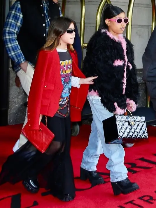 Paduan kaos band dan rok see through serta jaket dengan material tweed menghadirkan gaya berkarakter. [Foto: Instagram/ Penelope Disick]