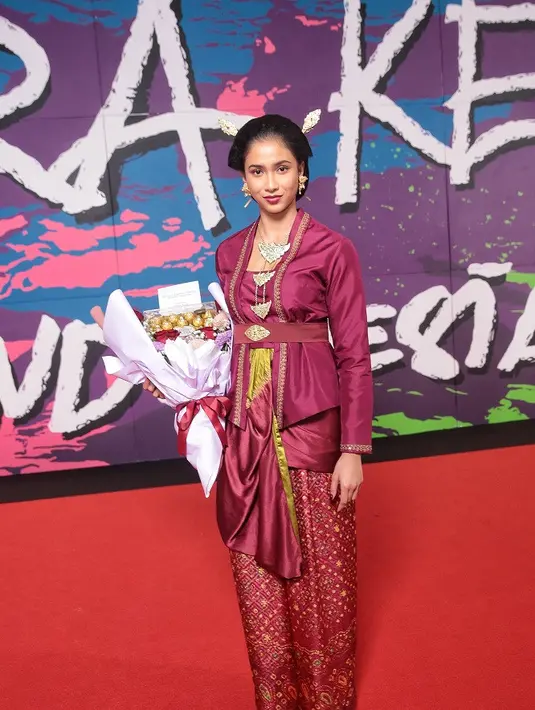 Aghniny Haque, salah satu pemeran Mencuri Raden Saleh tampil anggun mengenakan kebaya merah dari Ghea Fashion Studio. [Fimela/Adrian Utama Putra].