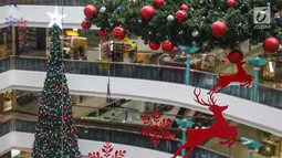 Dekorasi Natal yang menghiasi salah satu sudut Mall Ciputra di Jakarta barat, Selasa (19/12). Mal Ciputra Jakarta menyelenggarakan "It's Christmas Time" yang berlangsung 30 November 2017 hingga 3 Januari 2018. (Liputan6.com/Faizal Fanani)