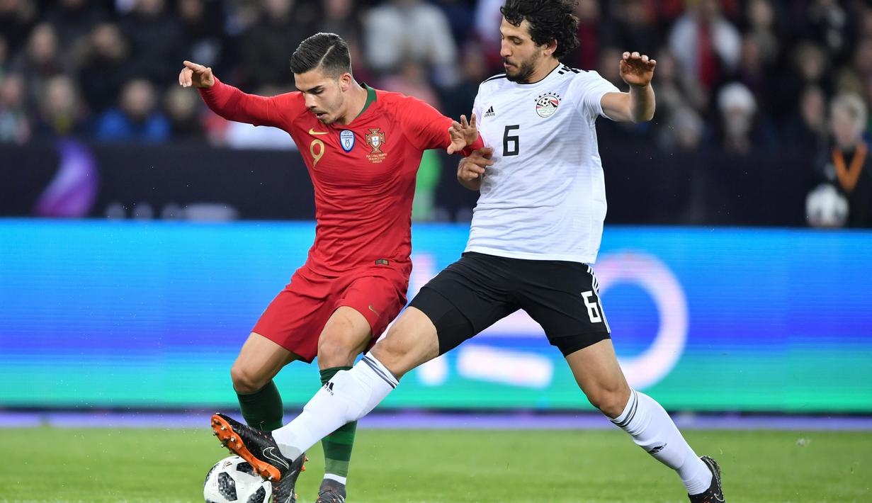 Bek Mesir, Ahmed Hegazi (kanan) menjadi bagian dari timnas Mesir pada Piala Dunia 2018. Saat ini Hegazi bergabung bersama klub Inggris West Bromwich Albion. (AFP/Fabrice Coffrini)