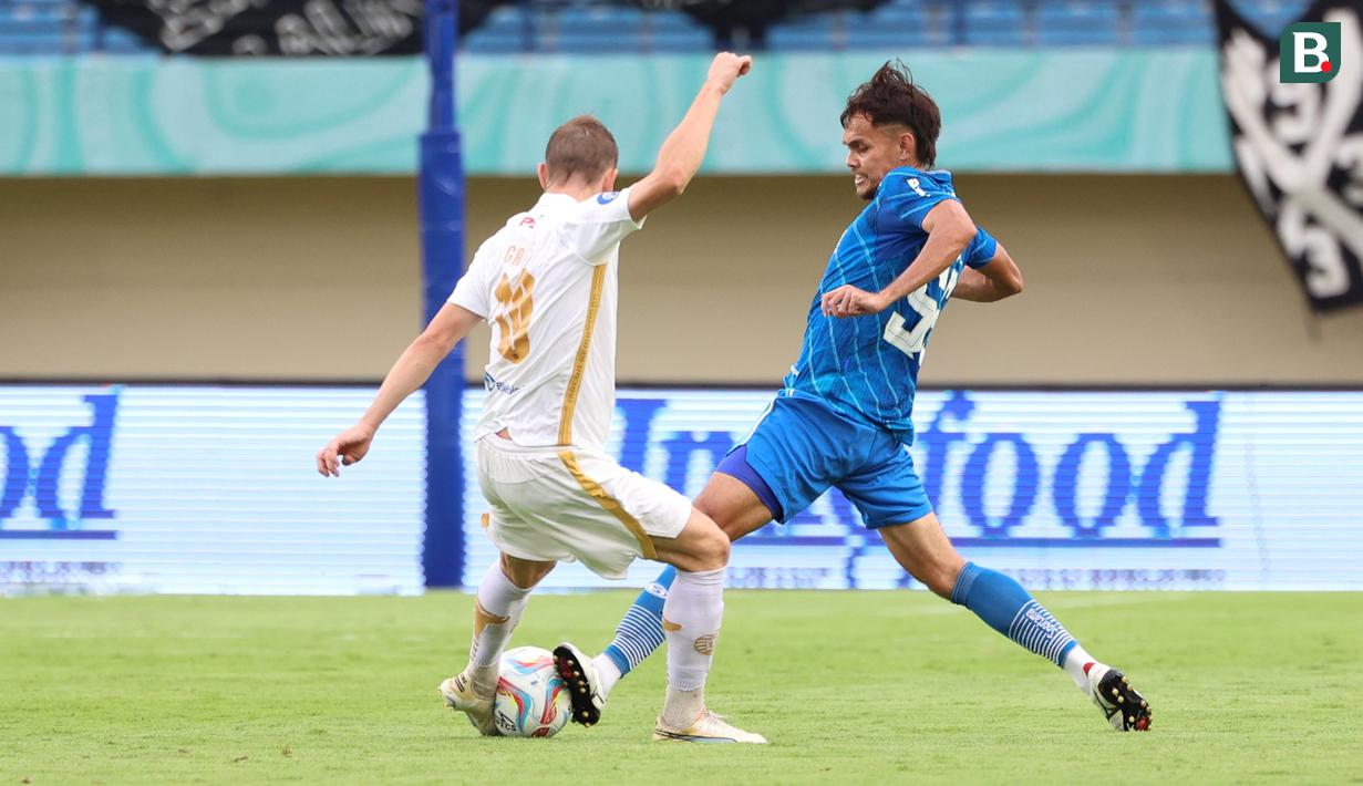 Pemain Persib Bandung, Rezaldi Hehanusa, berebut bola dengan pemain Persija Jakarta, Maciej Gajos, pada laga pekan ke-28 Liga 1 2023/2024 di Stadion Si Jalak Harupat, Bandung, Sabtu (9/3/2024). (Bola.com/M Iqbal Ichsan)