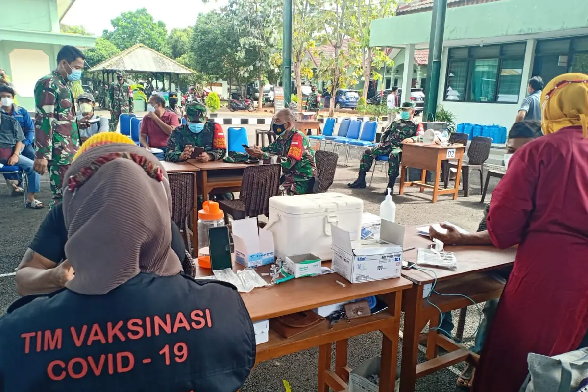 Suasana vaksinasi Covid- di Tuban. (Ahmad Adirin/Liputan6.com)