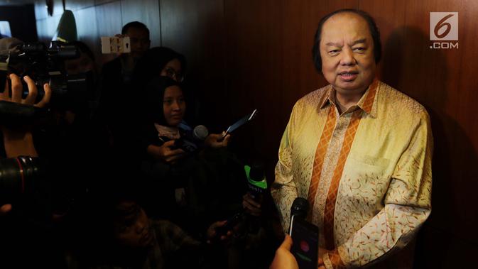 Pendiri Mayapada Group Dato Sri Tahir memberi keterangan pers usai menukarkan dolar AS dan Dolar Singapura, Jakarta, Senin (15/10). Pengusaha 66 tahun kelahiran Surabaya ini menukarkan dolarnya merupakan inisiatif pribadi. (Liputan6.com/Johan Tallo)