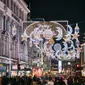 Dekorasi lampu gantung sambut bulan suci Ramadan di Piccadilly, London. (Dok. Instagram/@holbid/https://www.instagram.com/p/CqGMdBhuTYc/Dyra Daniera)