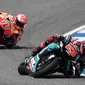 Pembalap Petronas Yamaha Fabio Quartararo (kanan) bersaing dengan pembalap Repsol Honda Marc Marquez (kiri) pada balapan MotoGP Thailand 2019 di Chang International Circuit, Buriram, Minggu (6/10/2019). Marquez menyelesaikan balapan dengan waktu 39 menit 36.223 detik. (Lillian SUWANRUMPHA/AFP)