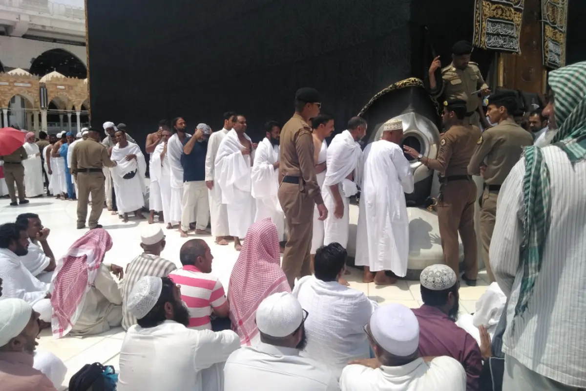 Jemaah haji antre mencium Hajar Aswad di Kakbah, Makkah. Khoiron/Kemenag