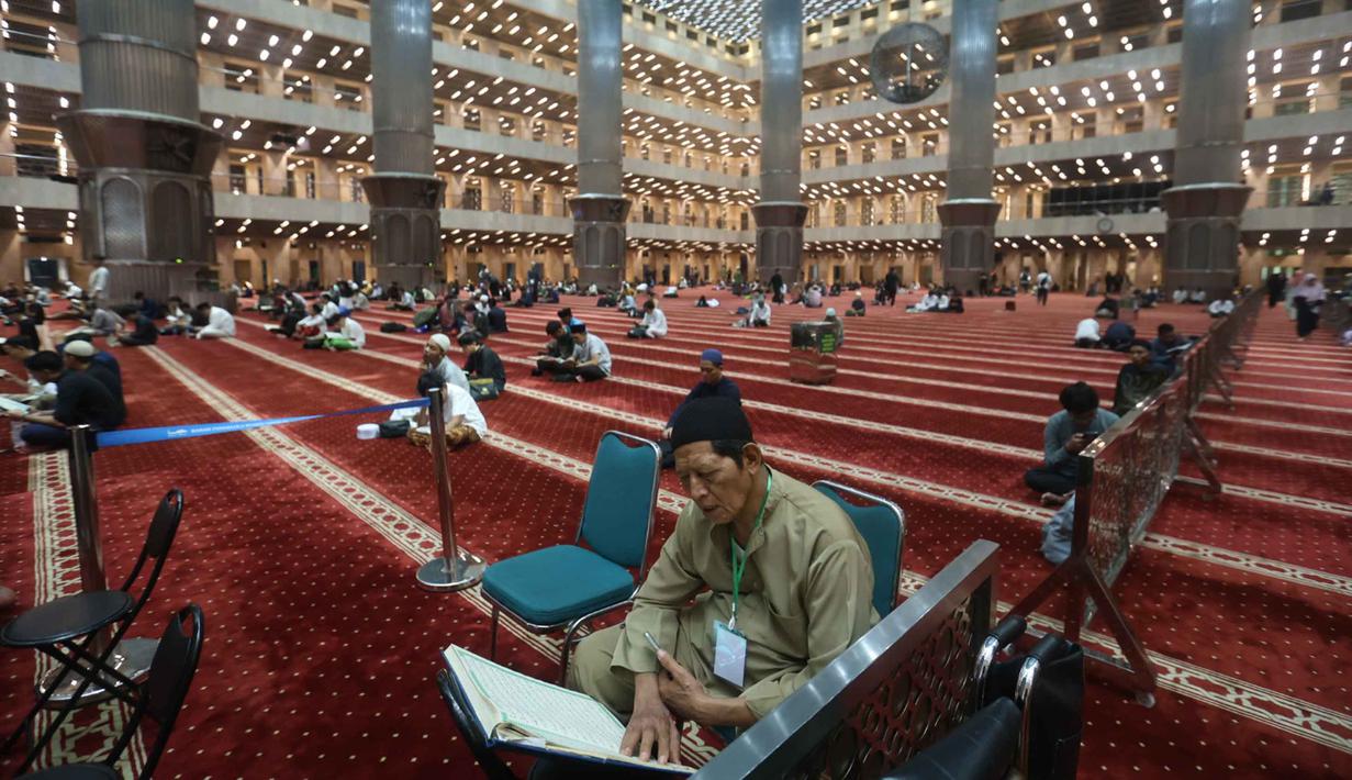 Seseorang yang beritikaf seakan berdiam diri di masjid untuk memusatkan perhatian sepenuhnya pada ibadah kepada Allah SWT. Tampak dalam foto, umat Muslim dari berbagai wilayah Jakarta dan sekitarnya saat melakukan Itikaf pada malam ke-21 Ramadan di Mesjid Istiqlal, Jakarta, Selasa (10/3/2026). (Kapanlagi.com/Budy Santoso)