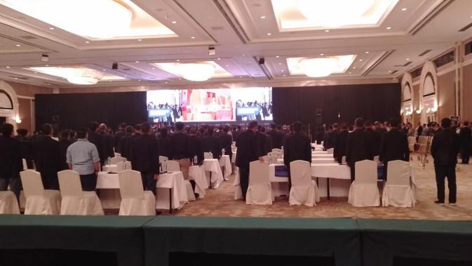 Peserta Kongres PSSI menyanyikan Lagu Indonesia Raya pertanda dibukanya Kongres (Cakrayuri Nuralam)